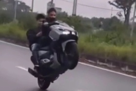 Nam thanh niên bốc đầu xe máy ở Hà Nội bị tịch thu phương tiện