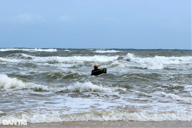 Mùa biển động, ngư dân "cưỡi sóng" tìm loài cá độc, lạ
