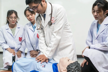 Bị "ném đá" vì dùng điểm ngữ văn xét tuyển ngành y, nhà trường nói gì?