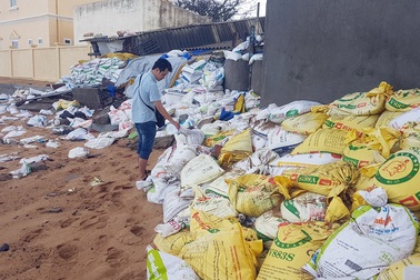 Sóng cao hơn mái nhà, hàng chục hộ dân ôm tài sản chạy bão