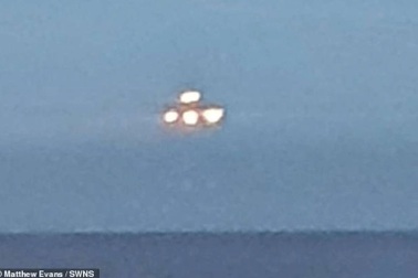UFO bay lơ lửng trên bờ biển Anh, người dân chụp được hình ảnh rõ nét