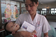 Quỹ Nhân ái đến với em nhỏ bị bỏ rơi trong bệnh viện