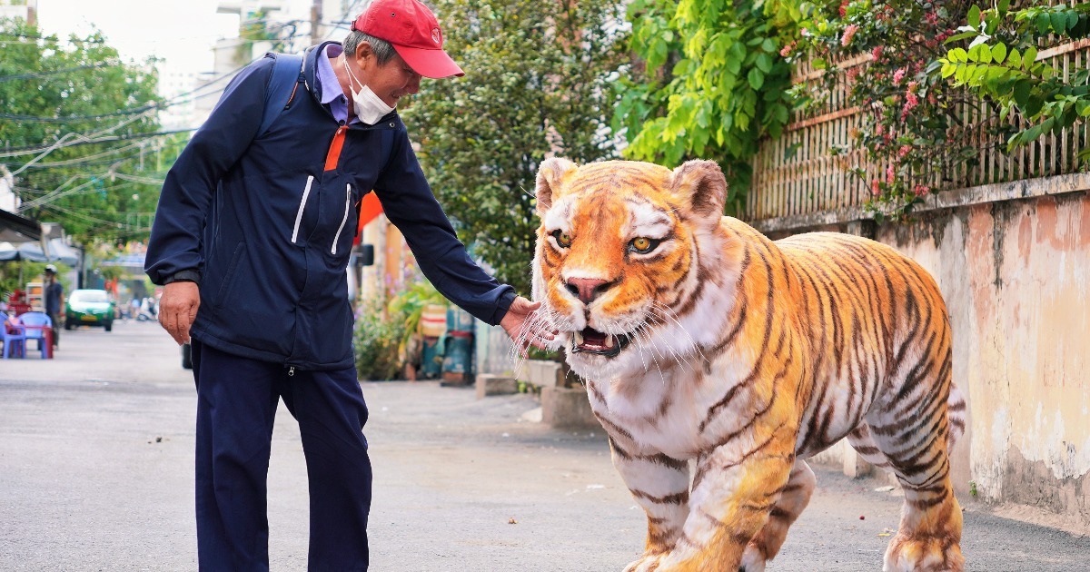 "Chú hổ" như thật gây xôn xao ở TPHCM, chủ nhân nói trăm triệu không bán