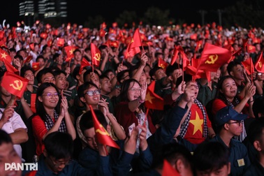 Người dân TPHCM tự hào "Dưới cờ vinh quang" kỷ niệm 80 năm Quốc khánh 2/9