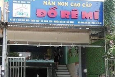 Cháu bé 3 tuổi bị bỏ quên trên xe đưa đón như thế nào?