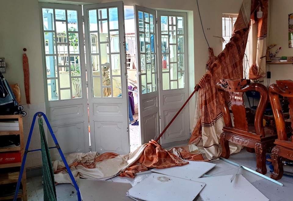 Nổ lớn trong khu dân cư, 1 người bị thương, 4 căn nhà hư hỏng - 4 Nổ lớn trong khu dân cư, 1 người bị thương, 4 căn nhà hư hỏng - 4