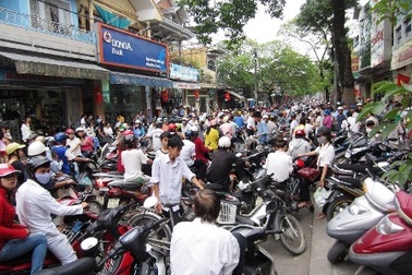 Hàng trăm người chen nhau mua điện thoại giá rẻ, cả phố ùn tắc