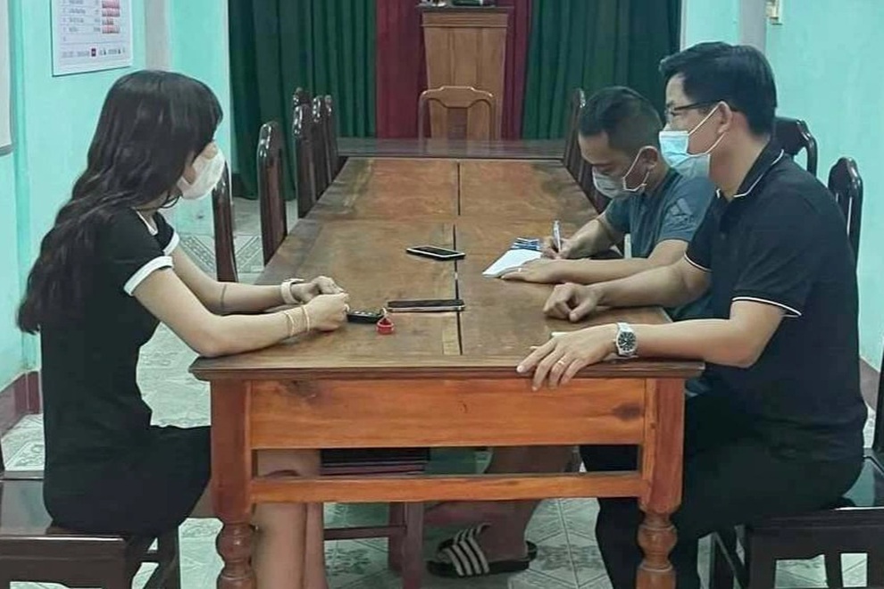 Cô gái lột nội y giữa cầu Trường Tiền phát tán lên mạng để kiếm tiền - 1 Cô gái lột nội y giữa cầu Trường Tiền phát tán lên mạng để kiếm tiền - 1