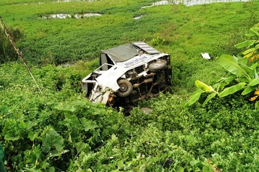 Tàu hỏa húc văng xe tải chết máy nằm giữa đường ray