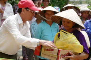 Trao 2.000 suất quà Tết cho các hộ nghèo