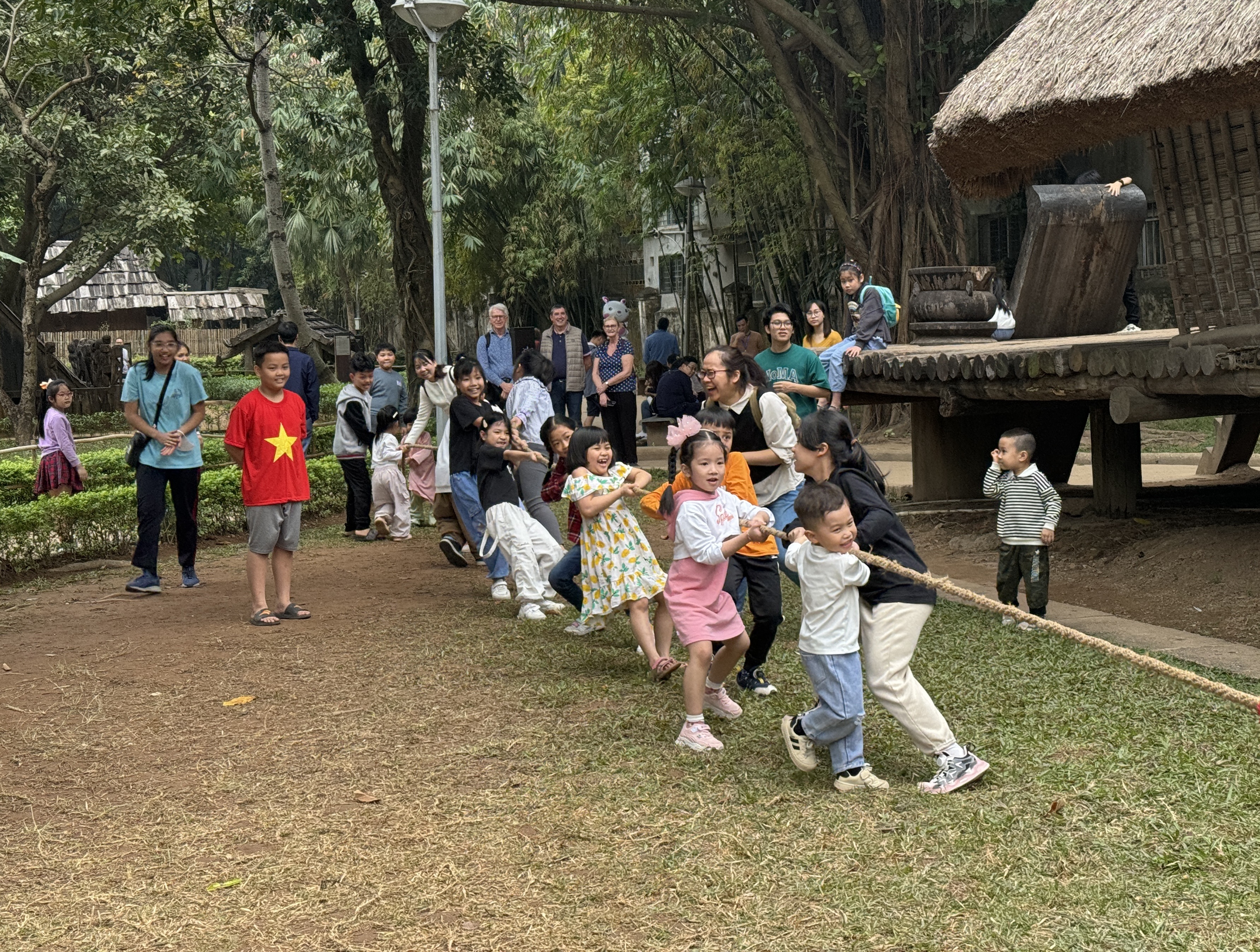 Trò chơi kéo co.JPG Trò chơi kéo co.JPG