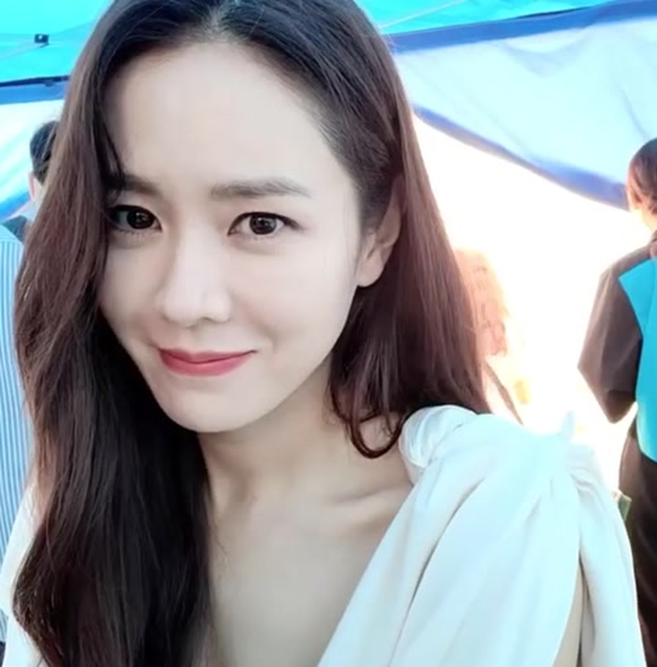 “Chị đẹp” Son Ye Jin lại “gây bão” vì khoe ảnh cận mặt - 3 “Chị đẹp” Son Ye Jin lại “gây bão” vì khoe ảnh cận mặt - 3