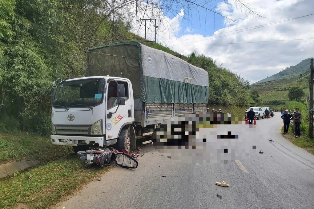 3 người đi xe máy thương vong sau cú va chạm với xe tải - 1 3 người đi xe máy thương vong sau cú va chạm với xe tải - 1