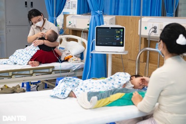 Hà Nội: Bên trong khu điều trị trẻ suy hô hấp, biến chứng nặng vì sởi