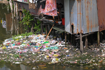 Rác thải ngập ngụa tại các căn nhà ven kênh ở TPHCM