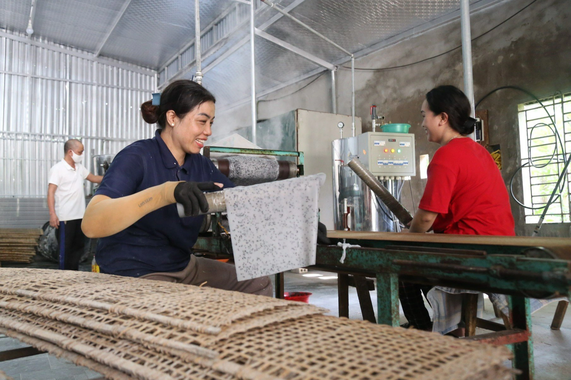 Mướt mồ hôi từ trong bếp ra ngoài sân làm bánh tích trữ cho mùa mưa rét - 2 Mướt mồ hôi từ trong bếp ra ngoài sân làm bánh tích trữ cho mùa mưa rét - 2