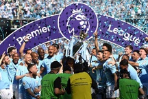 Man City tưng bừng giương cao cúp vô địch Premier League