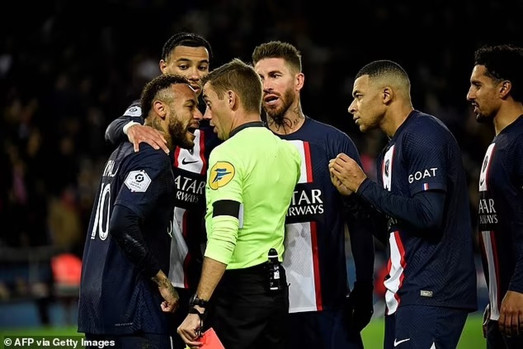 Neymar nhận thẻ đỏ, Mbappe lập công giúp PSG củng cố ngôi đầu Ligue 1 - 2 Neymar nhận thẻ đỏ, Mbappe lập công giúp PSG củng cố ngôi đầu Ligue 1 - 2