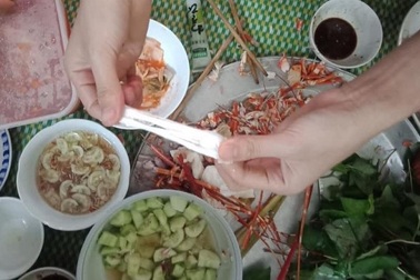 Chi tiền triệu mua tôm hùm, tá hỏa thấy miếng trắng dai như cao su