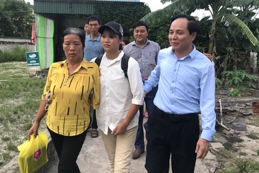 Lãnh đạo trường ĐH Khoa học Xã hội và Nhân văn về tận nhà đón nữ sinh nghèo xứ Nghệ nhập học