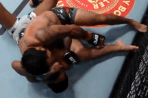 Võ sĩ chuyển bại thành thắng bằng "độc chiêu" hiểm hóc