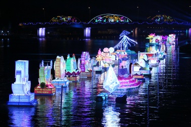 Đêm Hoa đăng Ninh Kiều thu hút hàng nghìn lượt người đến xem