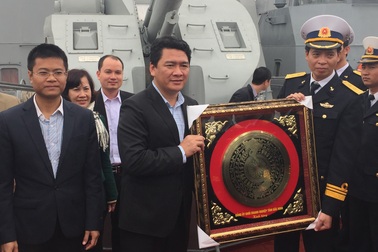 Bắc Ninh trao tặng cờ tổ quốc và quà cho Quân chủng Hải Quân