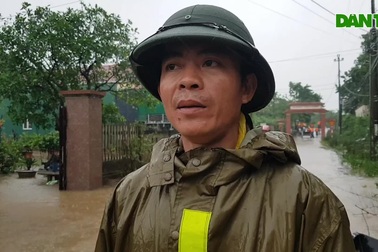 Nước dâng bất ngờ, người dân Quảng Trị hối hả chạy lũ