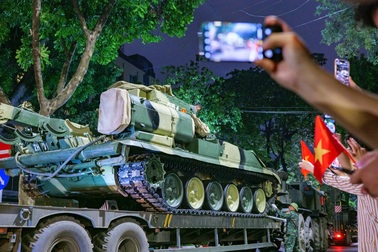 Người dân reo mừng đón đoàn khí tài A80 vào trung tâm Hà Nội