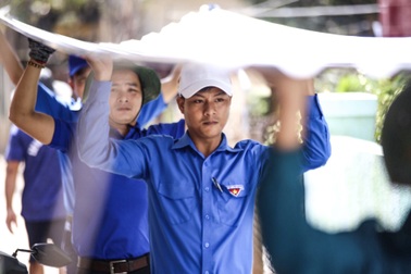 Áo xanh, khăn rằn phương  Nam ra miền Trung khắc phục hậu quả bão lũ