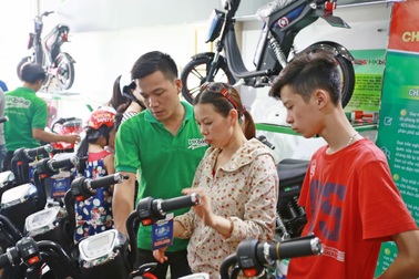 Nhộn nhịp sắm xe điện cao cấp giá phải chăng cho con