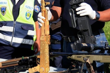 Thu giữ khẩu súng trường mạ vàng đính kim cương 