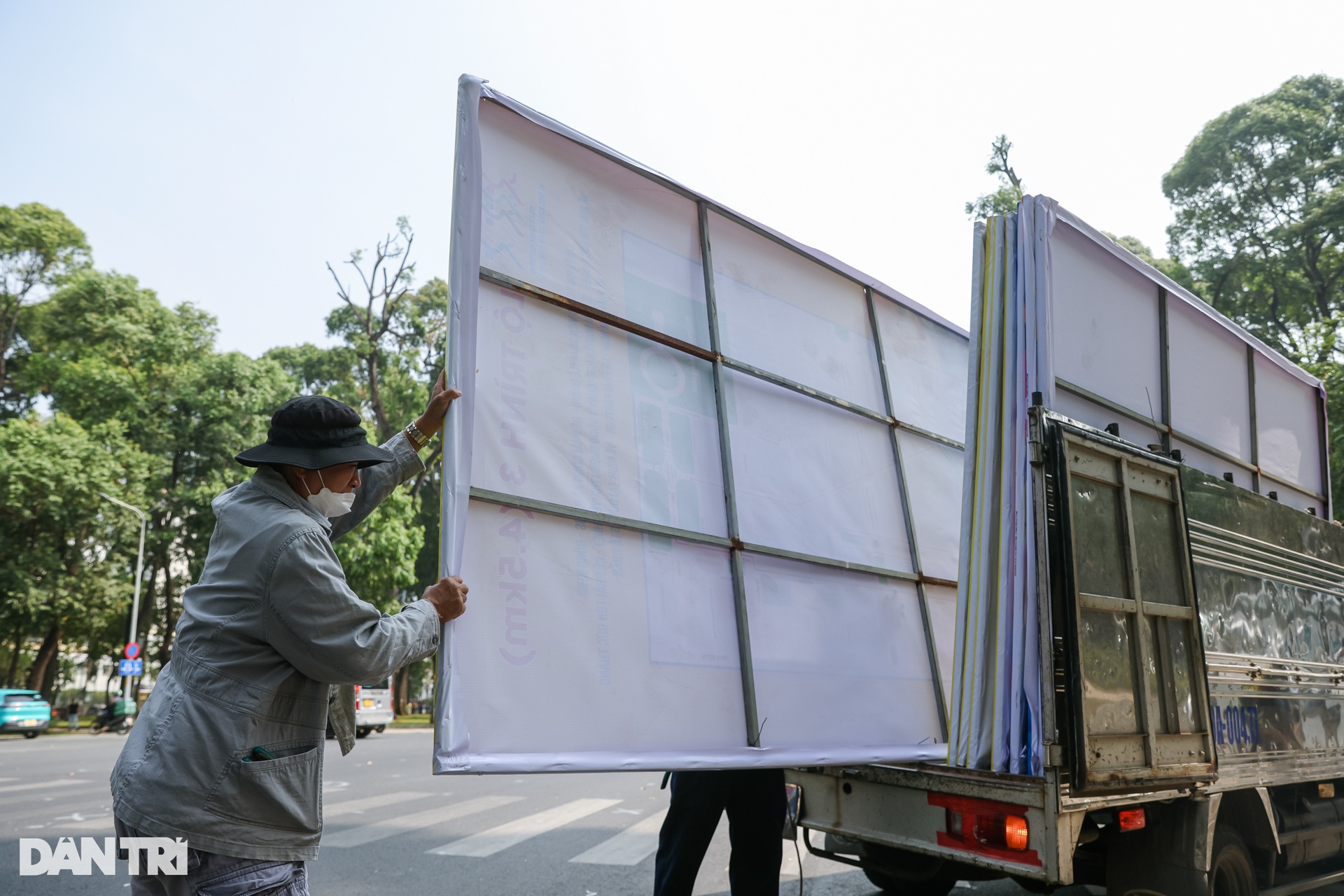 Bắt đầu thi công khán đài chào mừng đại lễ 30/4 ở TPHCM - 7 Bắt đầu thi công khán đài chào mừng đại lễ 30/4 ở TPHCM - 7