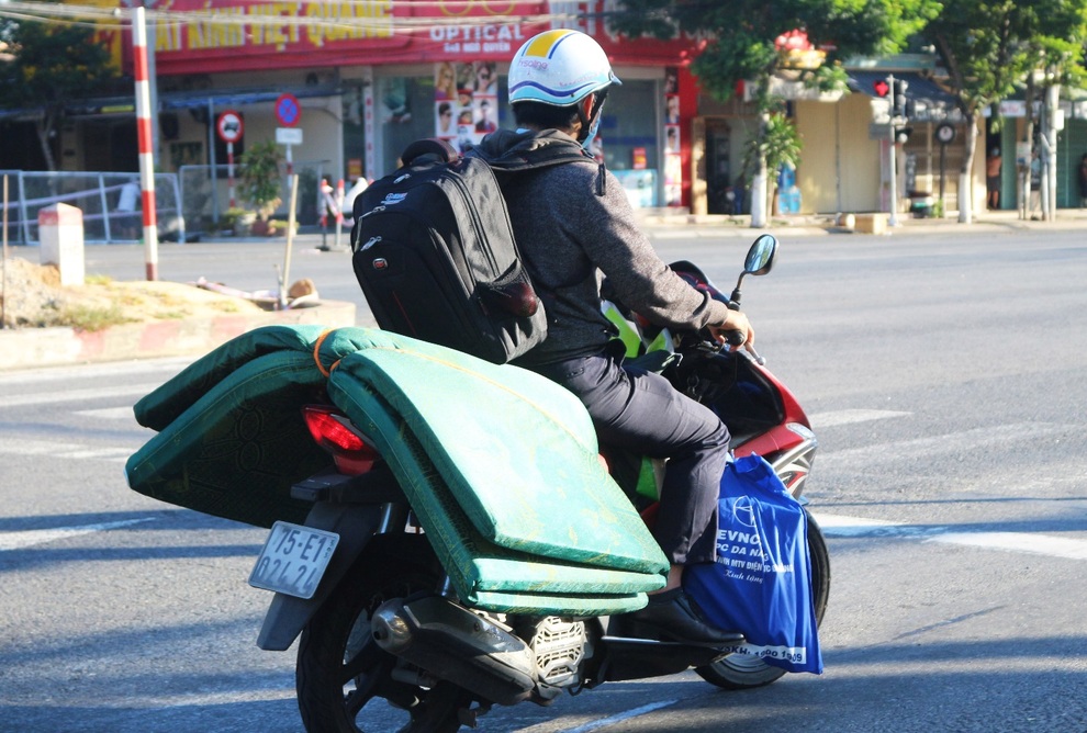 Người Đà Nẵng chở vali, nệm… đến chỗ làm để trực chiến - 4 Người Đà Nẵng chở vali, nệm… đến chỗ làm để trực chiến - 4