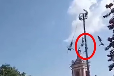 Kinh hoàng cảnh nghệ sĩ xiếc ngã từ độ cao hơn 20 mét