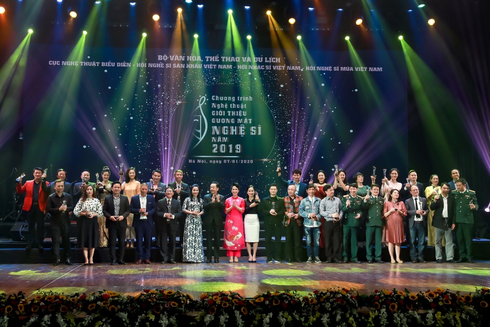 Hơn 200 nghệ sĩ rạng rỡ được vinh danh ngày đầu năm - 6 Hơn 200 nghệ sĩ rạng rỡ được vinh danh ngày đầu năm - 6