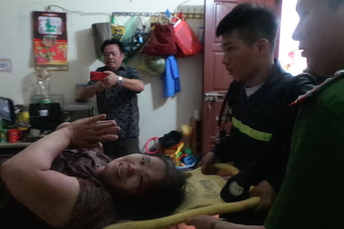 Giải cứu bà cụ bị rơi từ tầng 5 mắc kẹt giữa hai bức tường