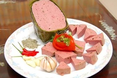 Phát hiện hàng loạt giò, xúc xích bò "lên đời" từ thịt lợn