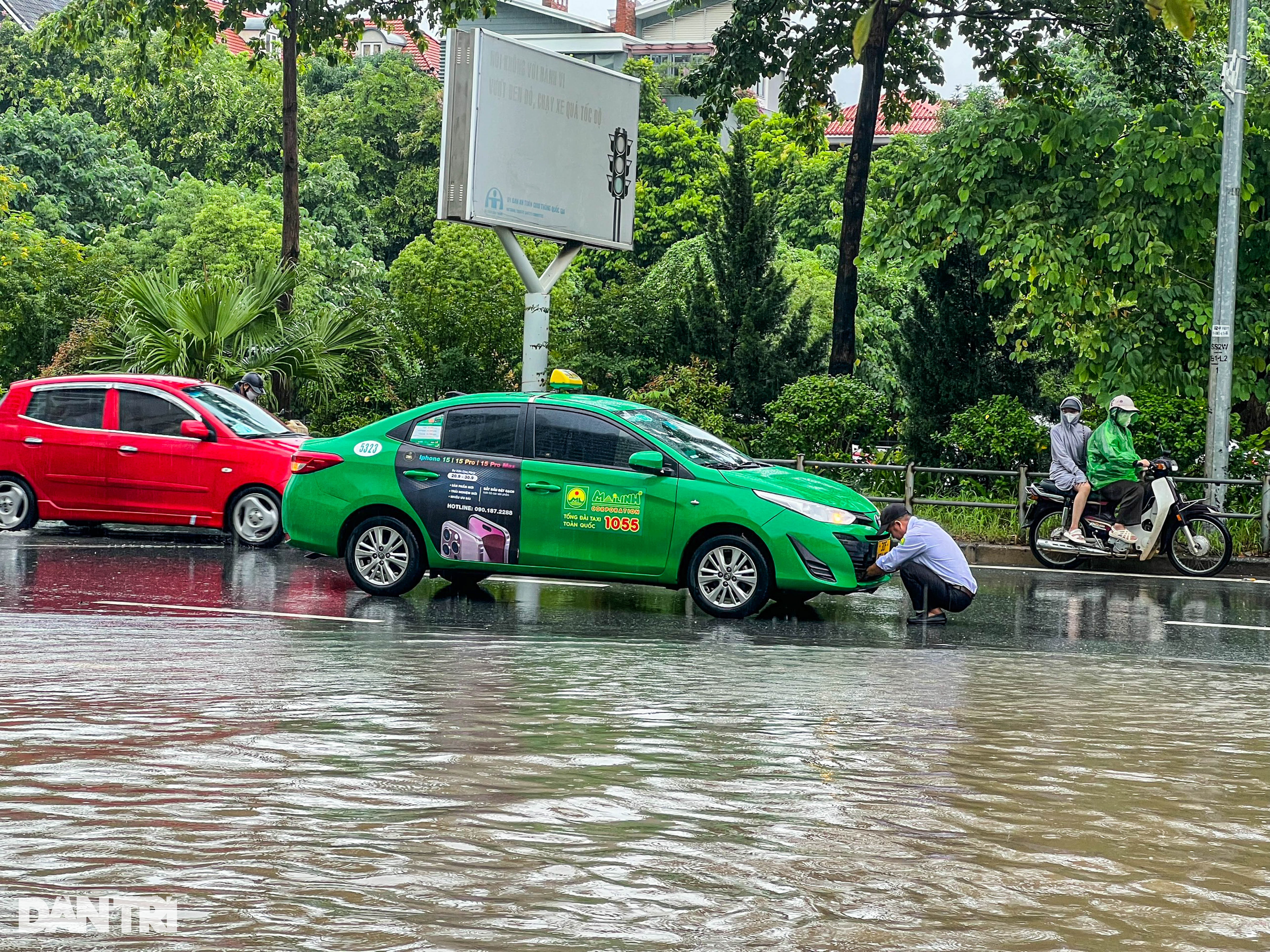 Hà Nội: Mưa lớn ngày cuối tuần, hàng loạt ô tô chết máy - 4