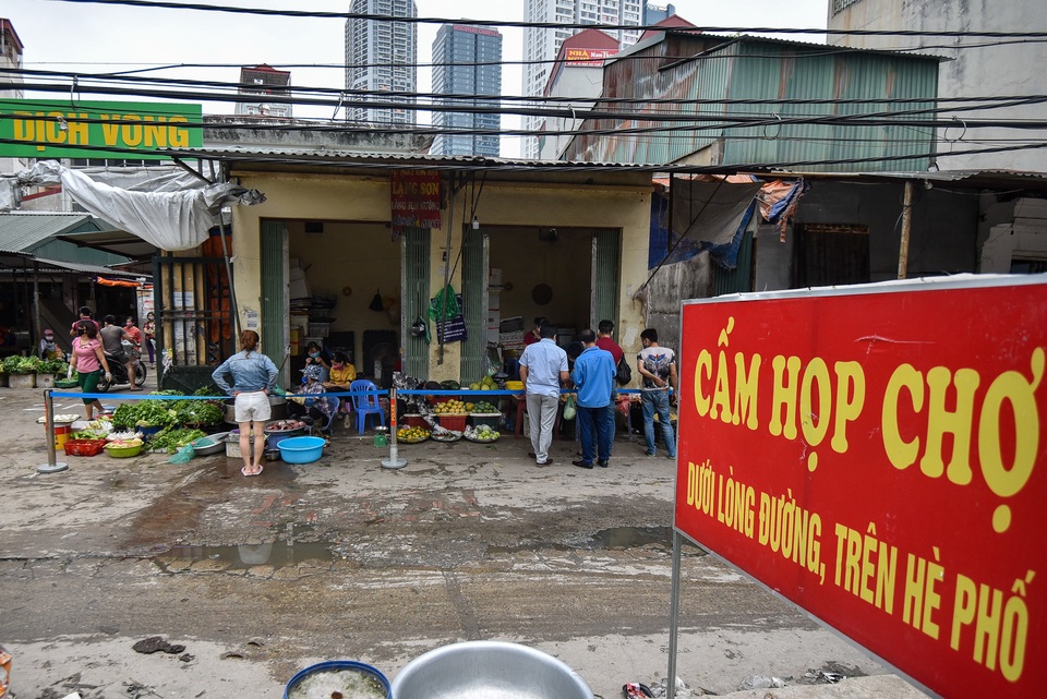 Hà Nội: Chợ dân sinh kẻ vạch, dựng rào phòng dịch Covid-19 - 8 Hà Nội: Chợ dân sinh kẻ vạch, dựng rào phòng dịch Covid-19 - 8