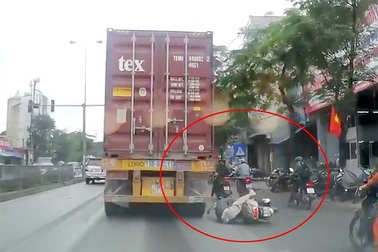 Bịt mặt vượt ẩu, suýt chết dưới gầm xe công-ten-nơ