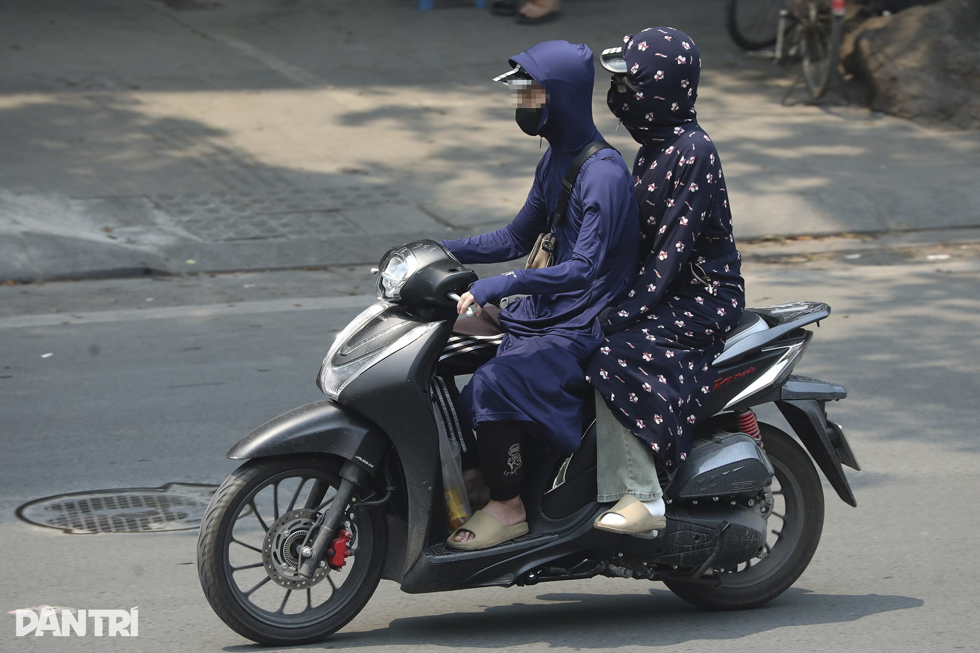 Nắng nóng đầu hè ở Hà Nội: Người dân ra đường kín mít như ninja - 2 Nắng nóng đầu hè ở Hà Nội: Người dân ra đường kín mít như ninja - 2
