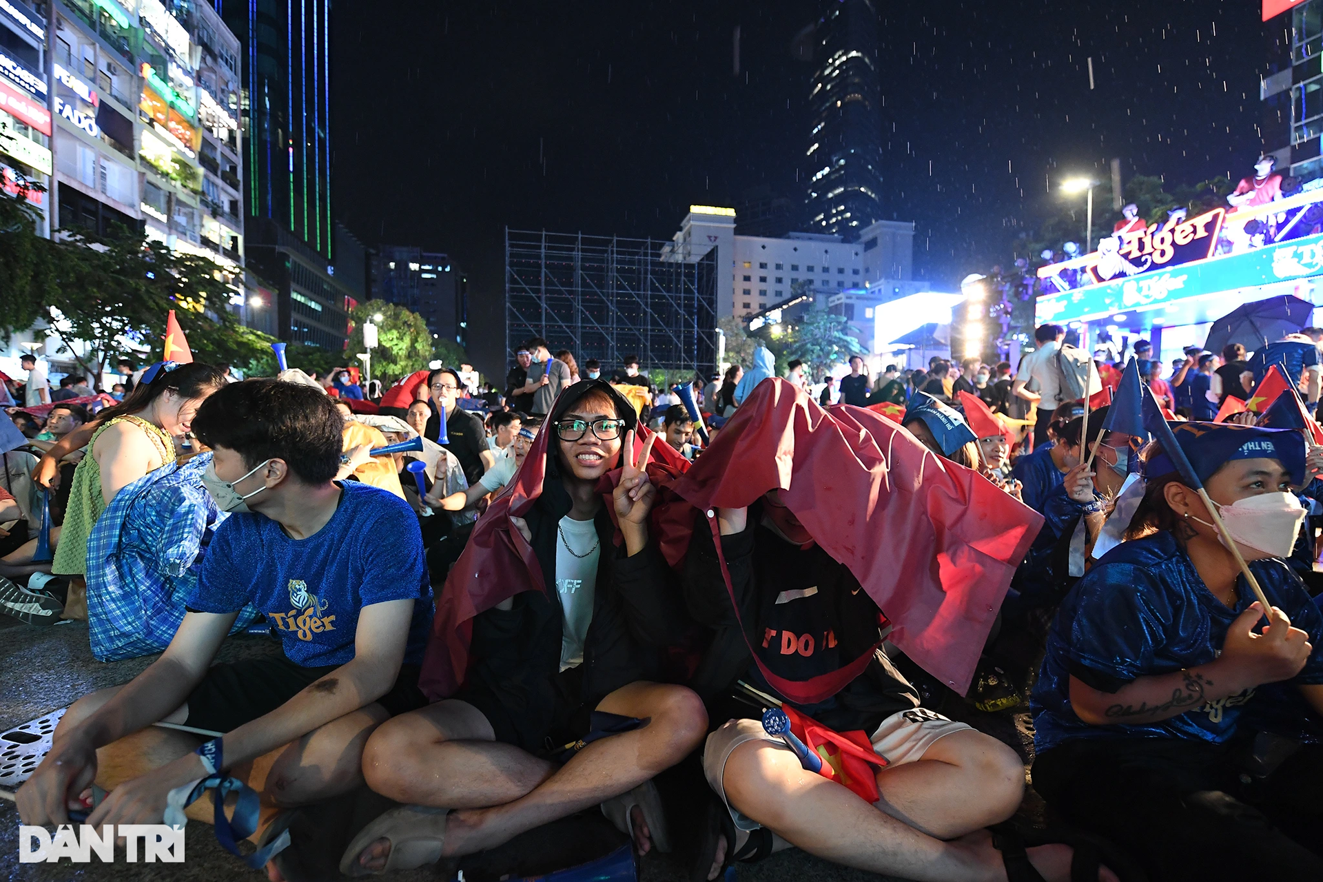Hàng nghìn cổ động viên TPHCM đội mưa ăn mừng chiến thắng của U23 Việt Nam - 8