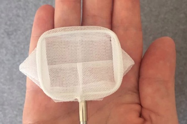 Bi hài đặt mua vợt rác bể bơi trên mạng, nhận về... vợt cho bể cá