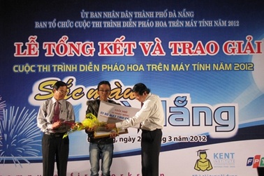 Gặp cậu học trò lớp 9 chiến thắng thi trình diễn pháo hoa trên máy tính