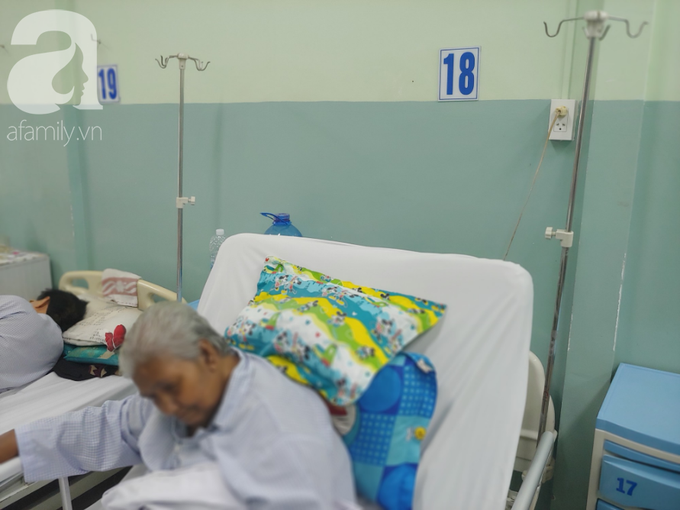 TP.HCM: Cụ bà 82 tuổi không nhà cửa bị hai thanh niên nhẫn tâm cướp vé số rồi xô té đập đầu hôn mê - Ảnh 2. TP.HCM: Cụ bà 82 tuổi không nhà cửa bị hai thanh niên nhẫn tâm cướp vé số rồi xô té đập đầu hôn mê - Ảnh 2.