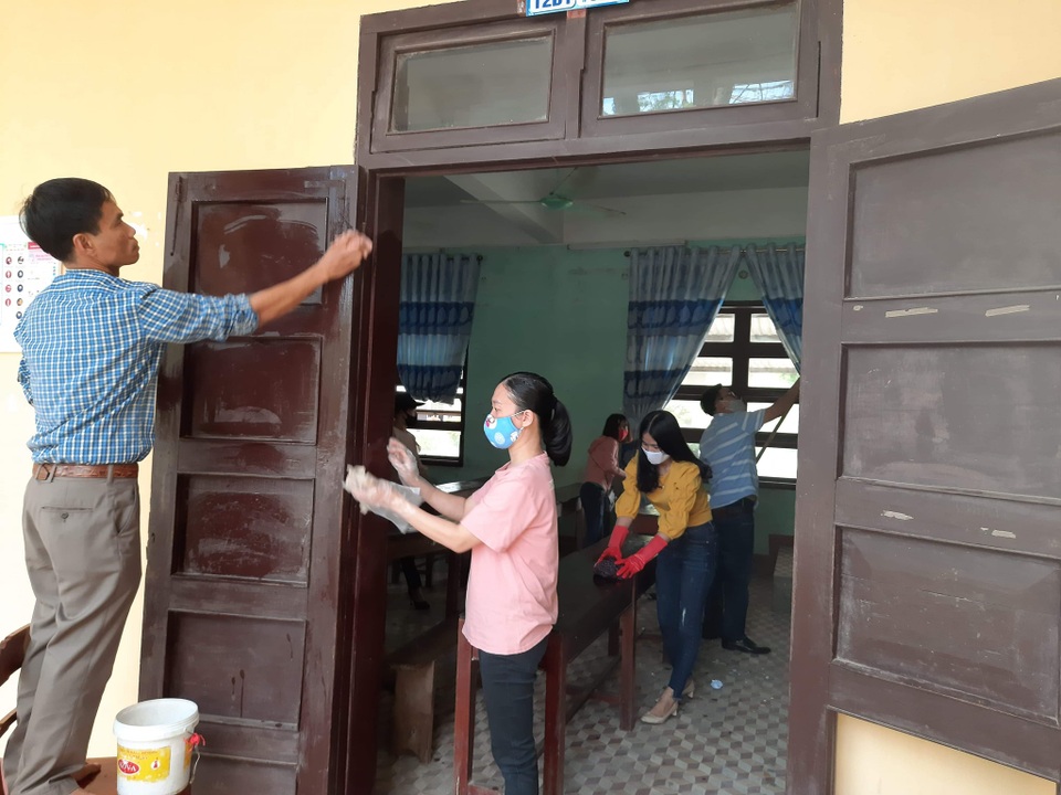 Thầy, cô dọn trường lớp, vào tận bản dạy kỹ năng phòng dịch cho học sinh - 7 Thầy, cô dọn trường lớp, vào tận bản dạy kỹ năng phòng dịch cho học sinh - 7