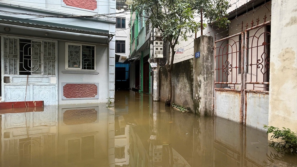 Hà Nội ngập 5 ngày chưa rút: Dân cõng con đi học, kéo xe máy bằng thuyền - 2 Hà Nội ngập 5 ngày chưa rút: Dân cõng con đi học, kéo xe máy bằng thuyền - 2
