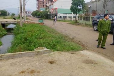 Bị đâm chết khi dùng súng đe dọa người khác