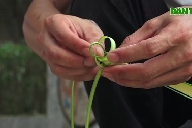 'Hô biến' lá dừa nước miền Tây thành giỏ hoa, con vật ở Hà Nội, kiếm tiền triệu mỗi ngày